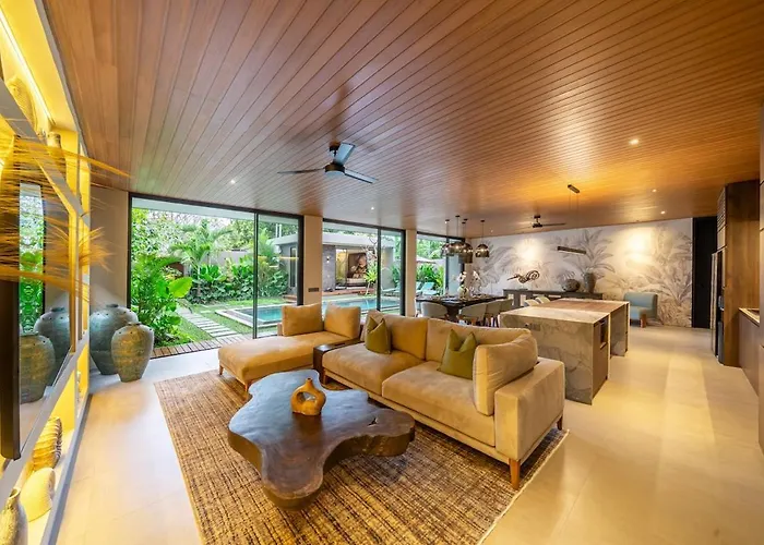 The Plaza 4br With Pool In Bali S Eat Street Villa *