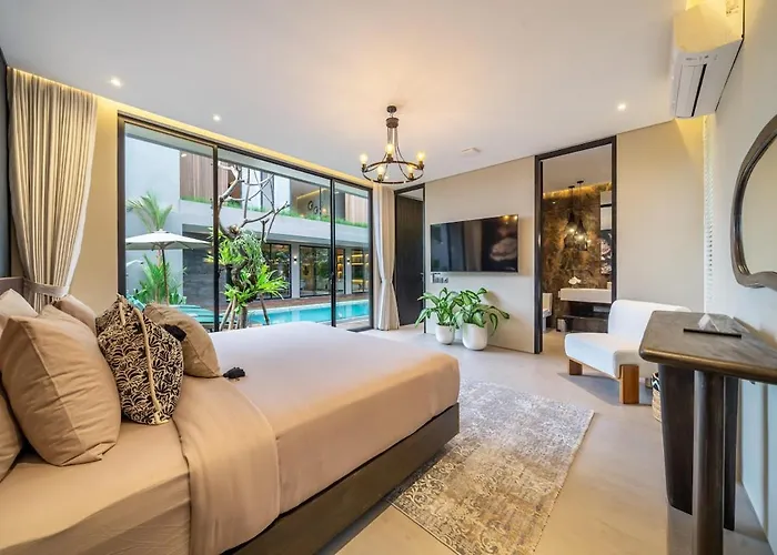 Villa The Plaza 4br With Pool In Bali S Eat Street Seminyak
