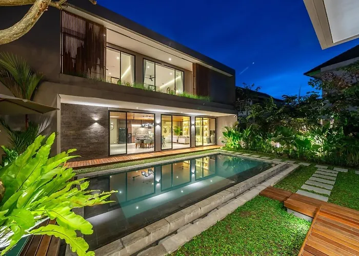 The Plaza 4br With Pool In Bali S Eat Street