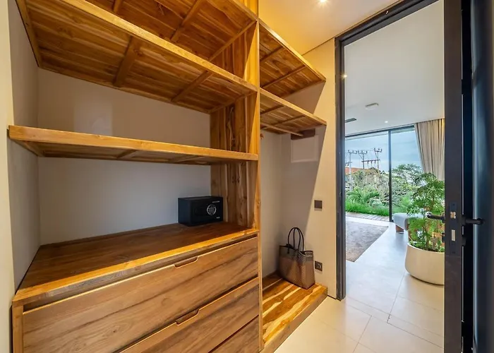 The Plaza 4br With Pool In Bali S Eat Street Villa