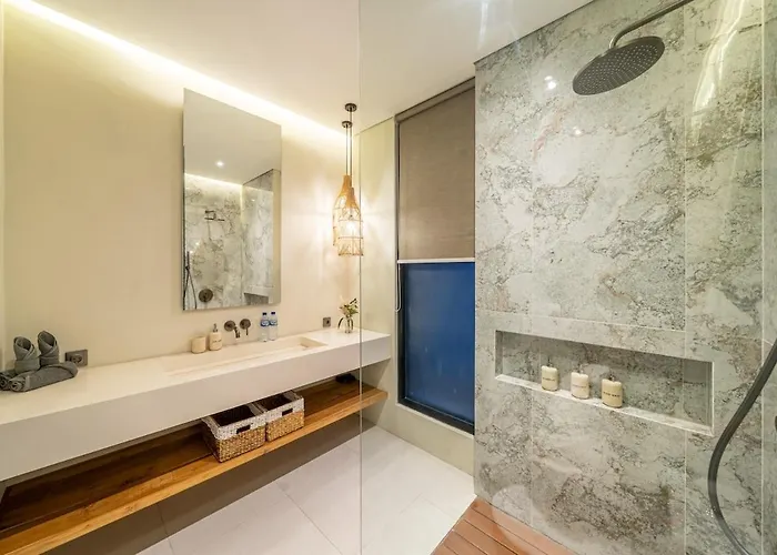 The Plaza 4br With Pool In Bali S Eat Street *