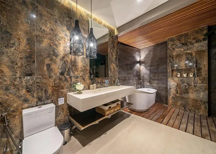 The Plaza 4br With Pool In Bali S Eat Street