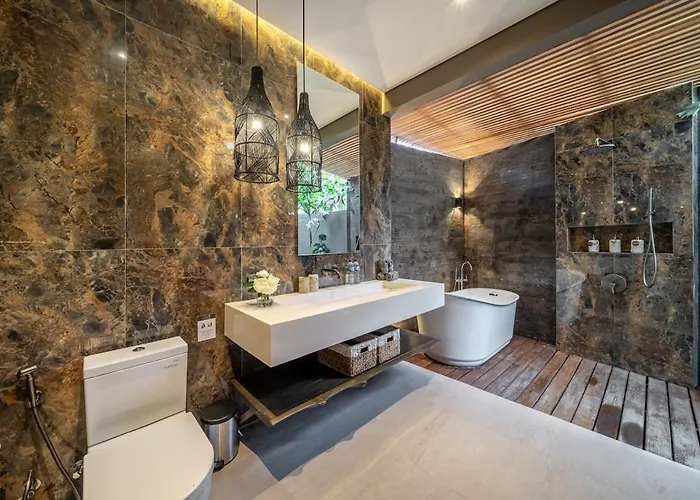 The Plaza 4br With Pool In Bali S Eat Street Villa *