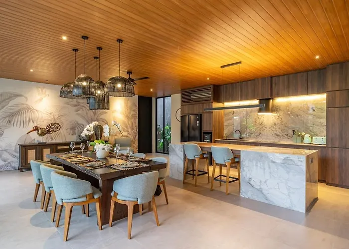 The Plaza 4br With Pool In Bali S Eat Street Villa